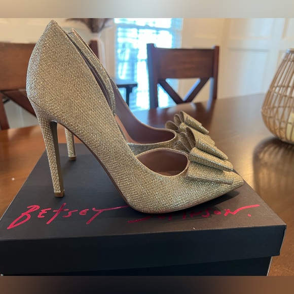 NWT Betsy Johnson Prince Gold Sparkle heels with bow Prom Formal Shoes Size 7 - Picture 5 of 9